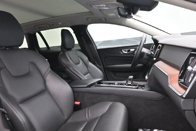 Used 2025 Volvo V60 B5 Cross Country Plus AWD/4WD image 32