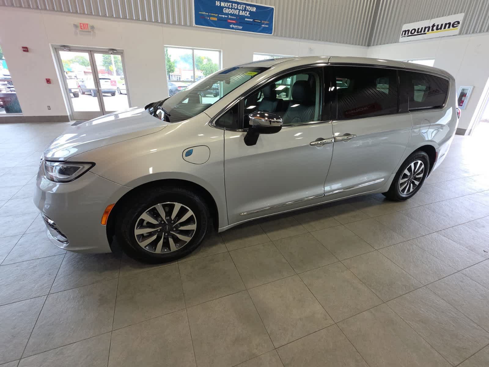Used 2023 Chrysler Pacifica Limited FWD image 15