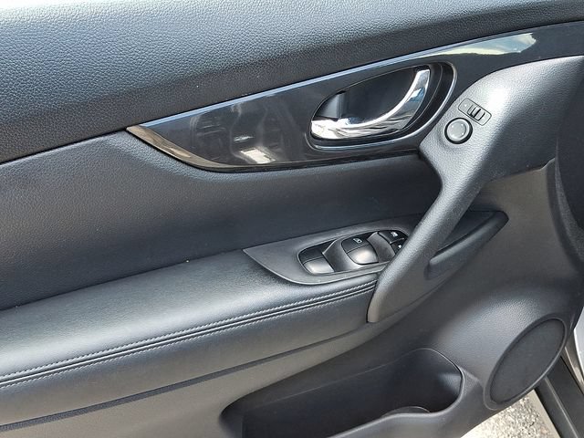 Used 2017 Nissan Rogue S AWD/4WD image 12