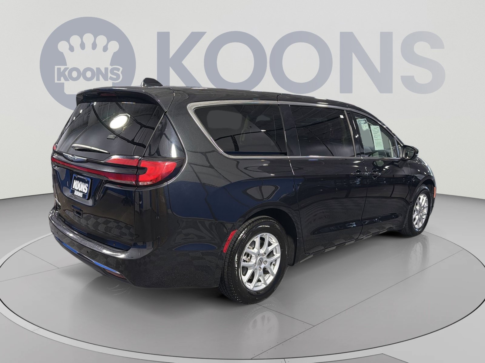 Used 2023 Chrysler Pacifica Touring-L FWD image 7
