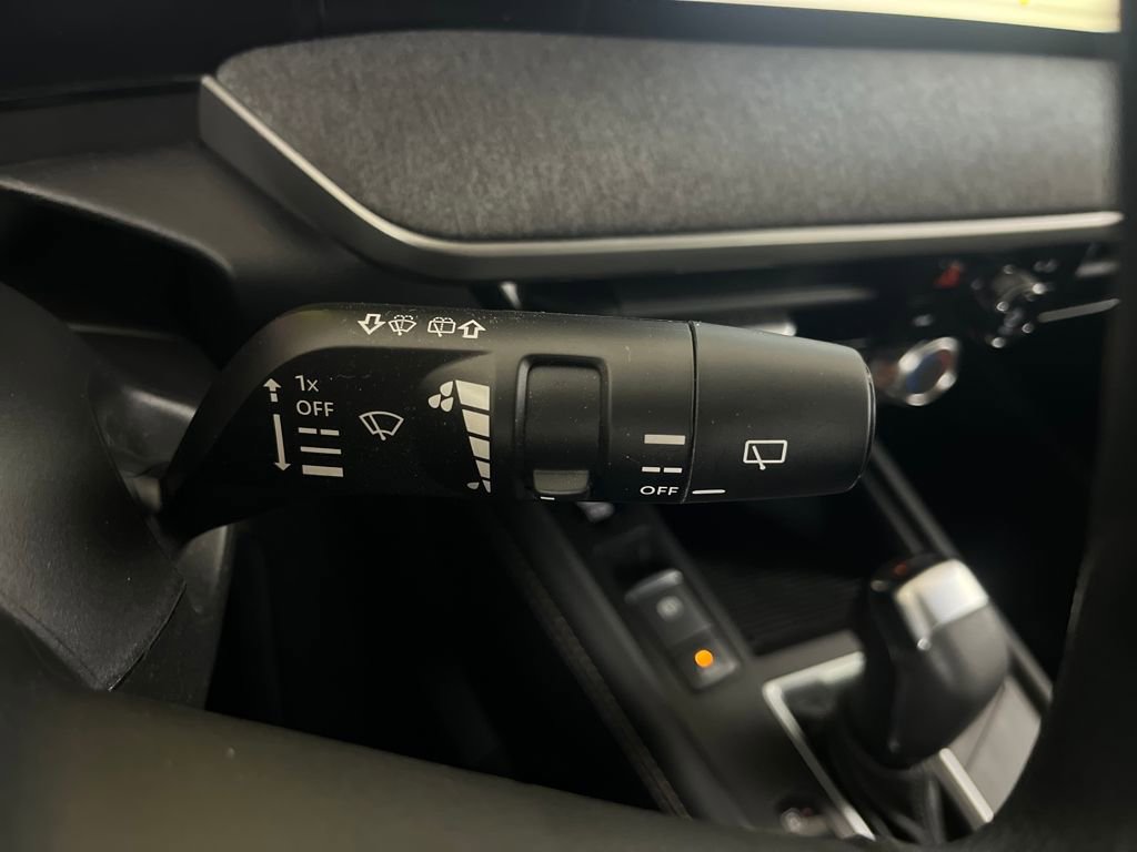 Used 2025 Nissan Kicks SV image 62