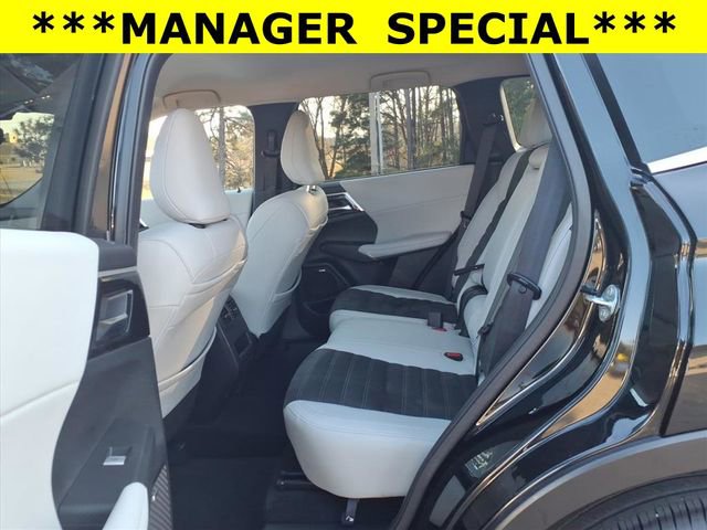 Used 2025 Mitsubishi Outlander SE image 17