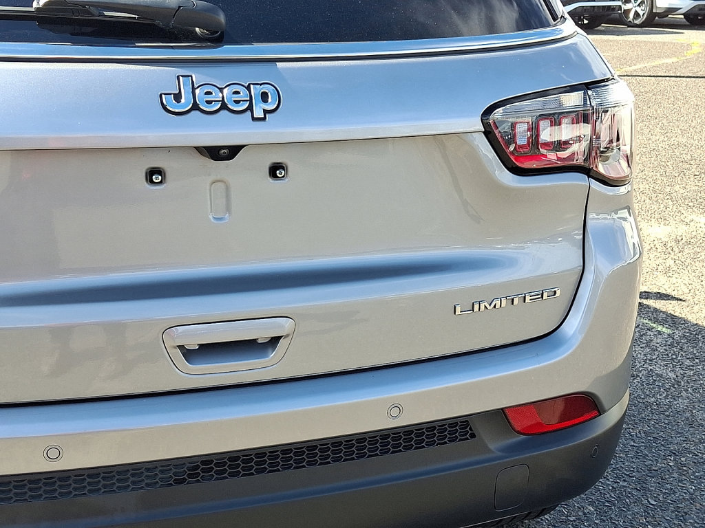 Used 2024 Jeep Compass Limited image 16