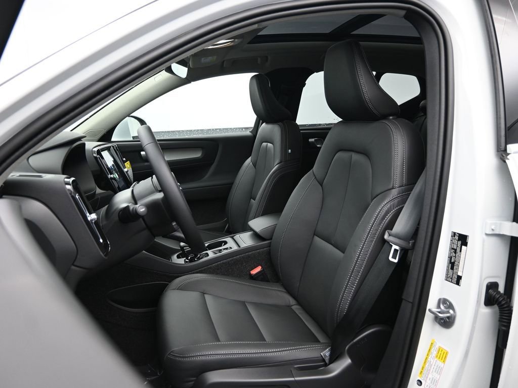 New 2025 Volvo XC40 B5 Core w/ Protection Package Premier image 19