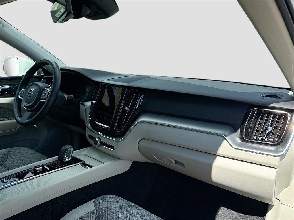 Used 2022 Volvo XC60 B5 Momentum image 32