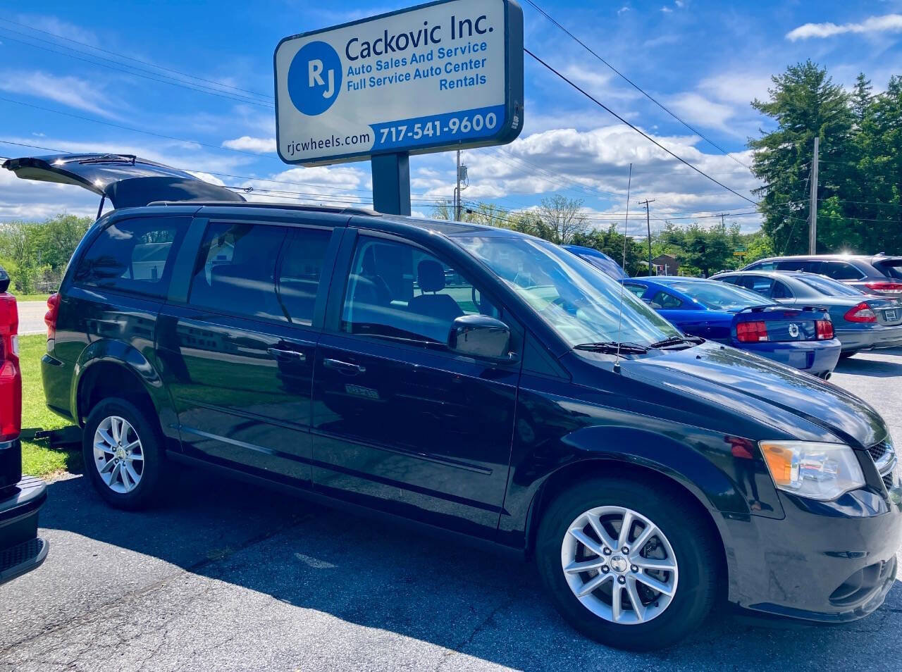 Used 2014 Dodge Grand Caravan SXT FWD image 3