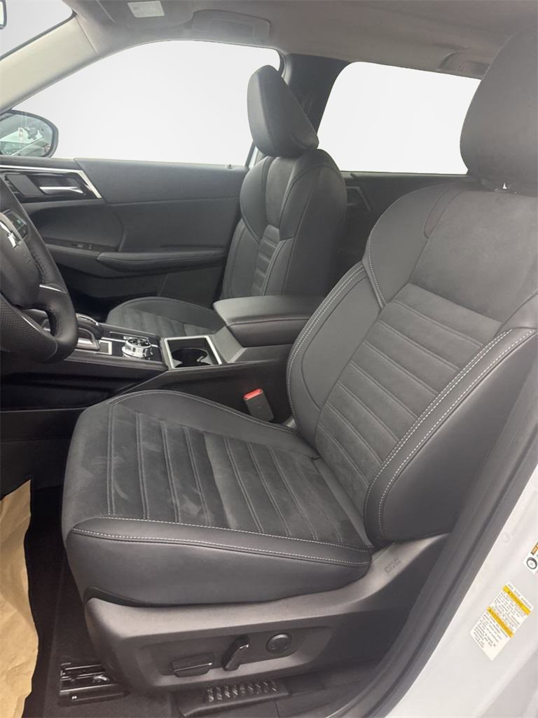 New 2025 Mitsubishi Outlander SE image 15