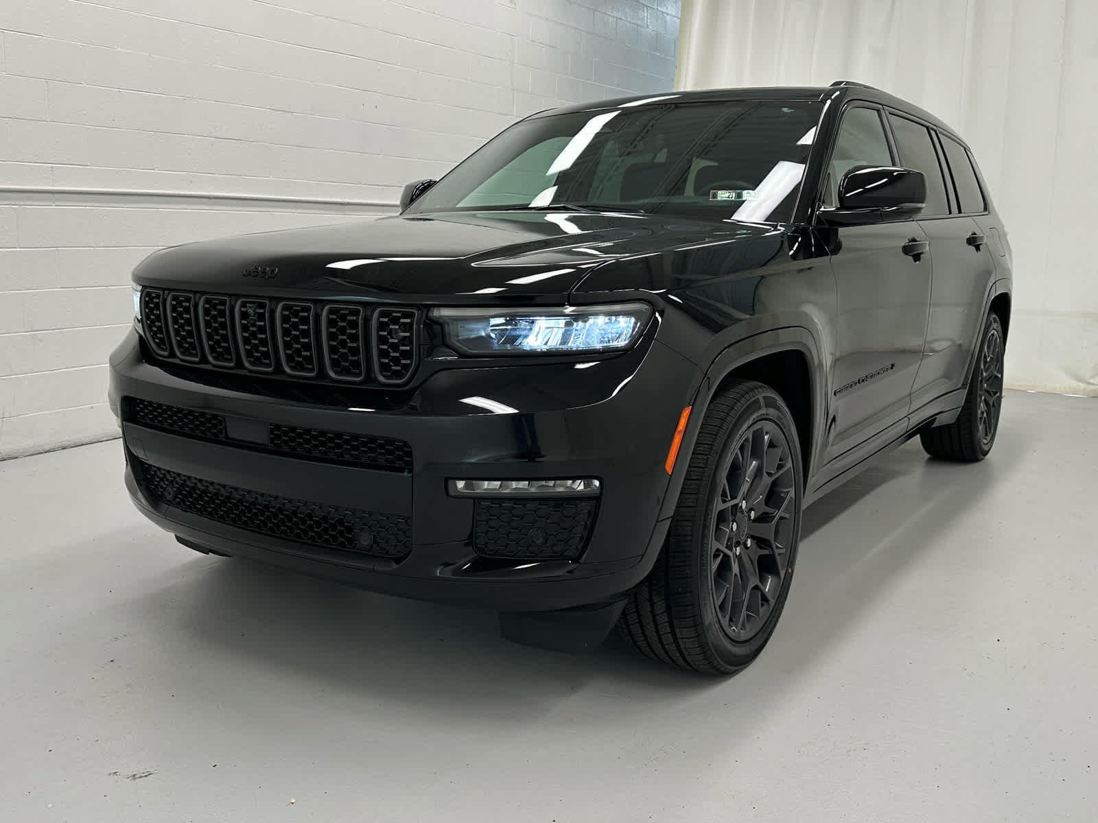 Used 2023 Jeep Grand Cherokee L Summit AWD/4WD image 4