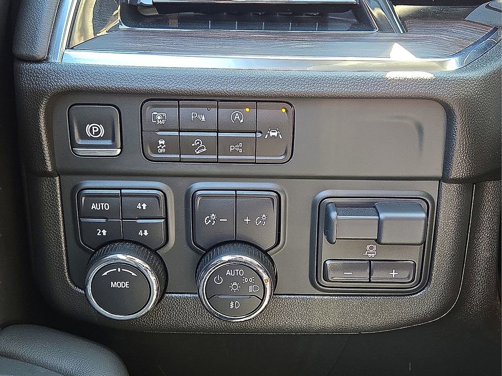 Used 2025 Chevrolet Tahoe Z71 w/ Comfort Package AWD/4WD image 28