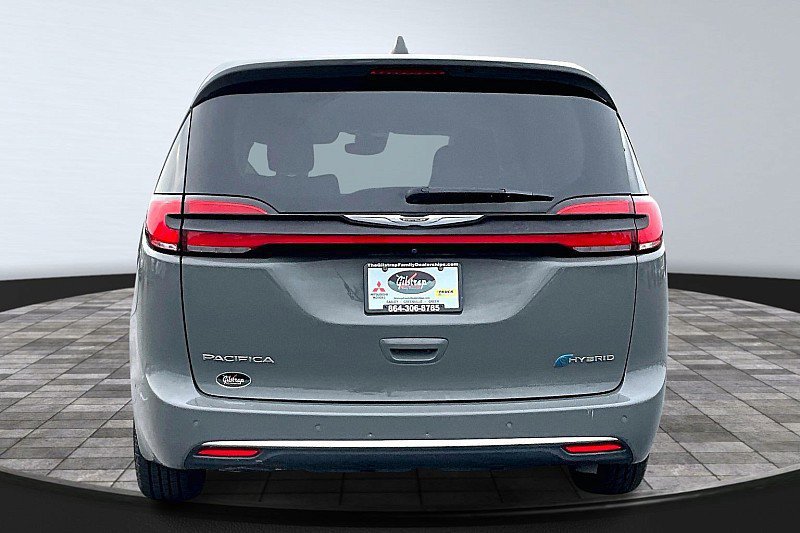 Used 2022 Chrysler Pacifica Touring-L w/ Uconnect Theater Family Group image 4