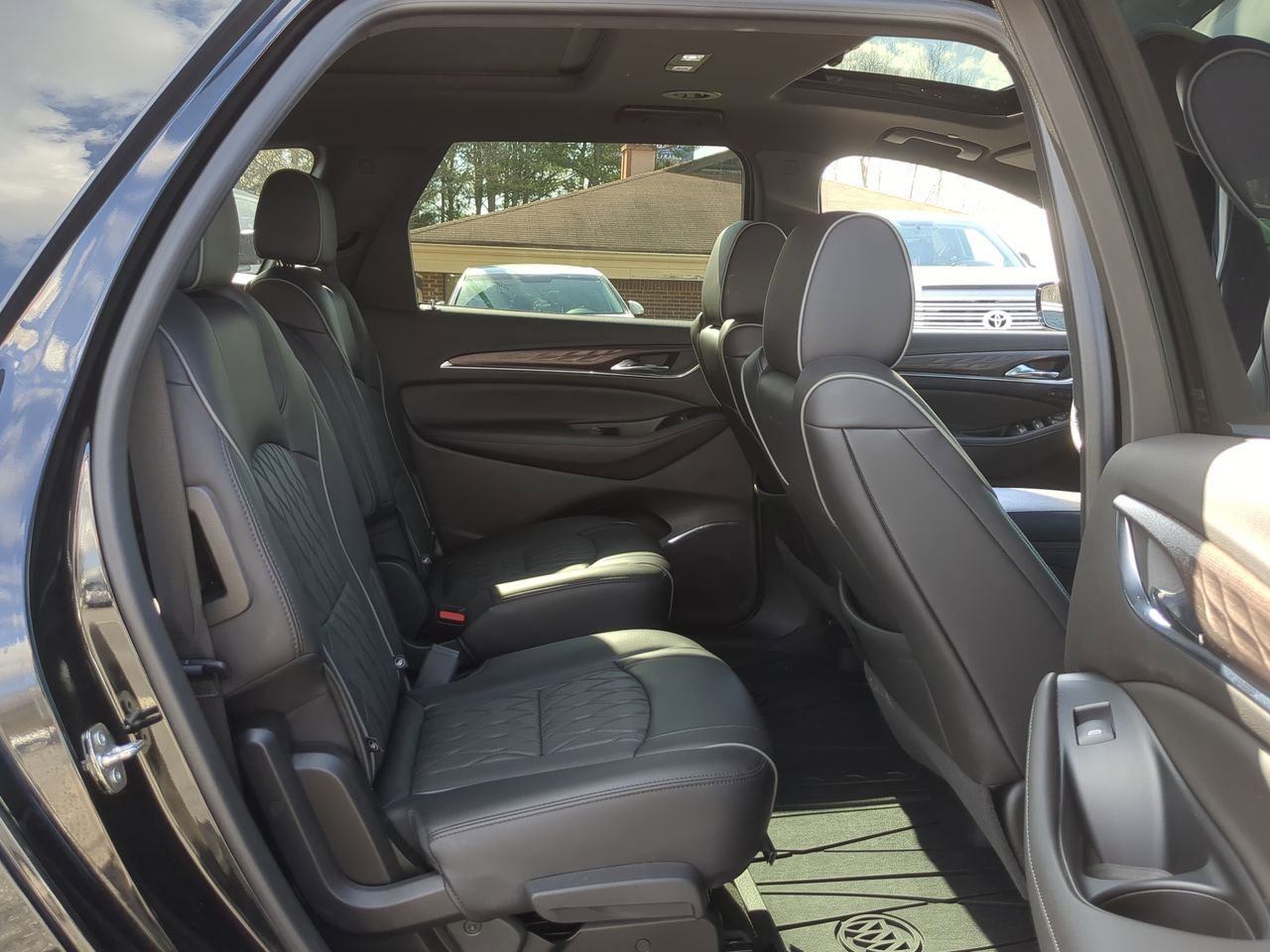 Used 2023 Buick Enclave Avenir w/ Avenir Technology Package image 28