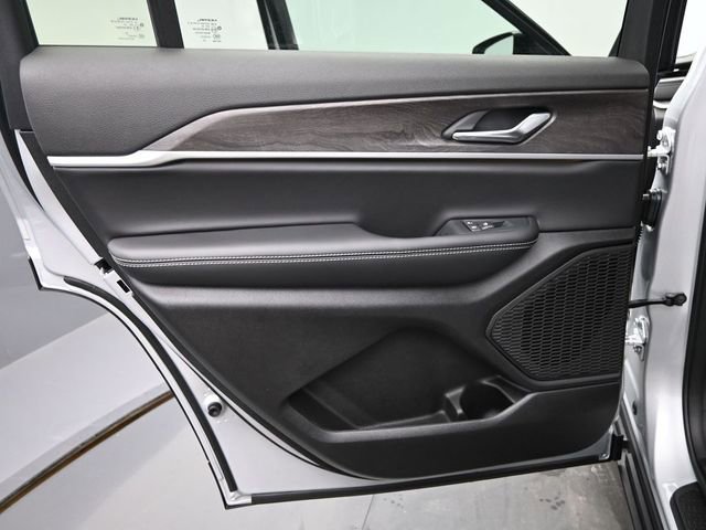 New 2025 Jeep Grand Cherokee L Limited w/ Black Appearance Package image 15