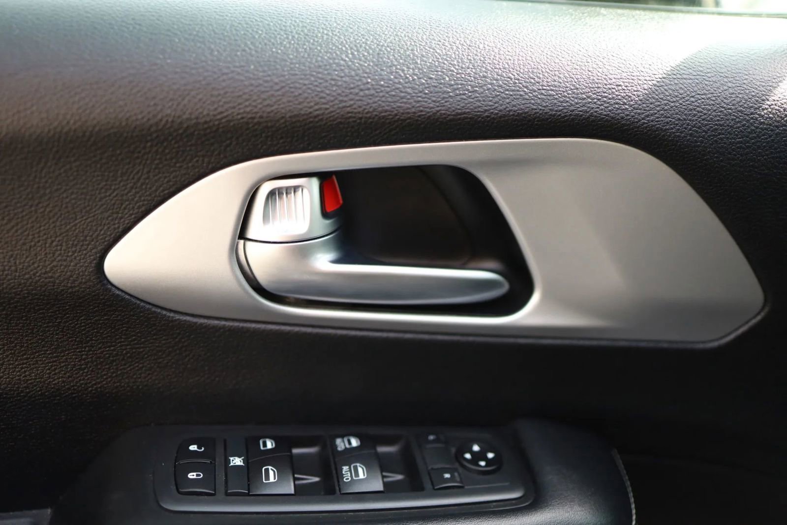 Used 2021 Chrysler Pacifica Touring w/ Uconnect Theater Family Group image 10