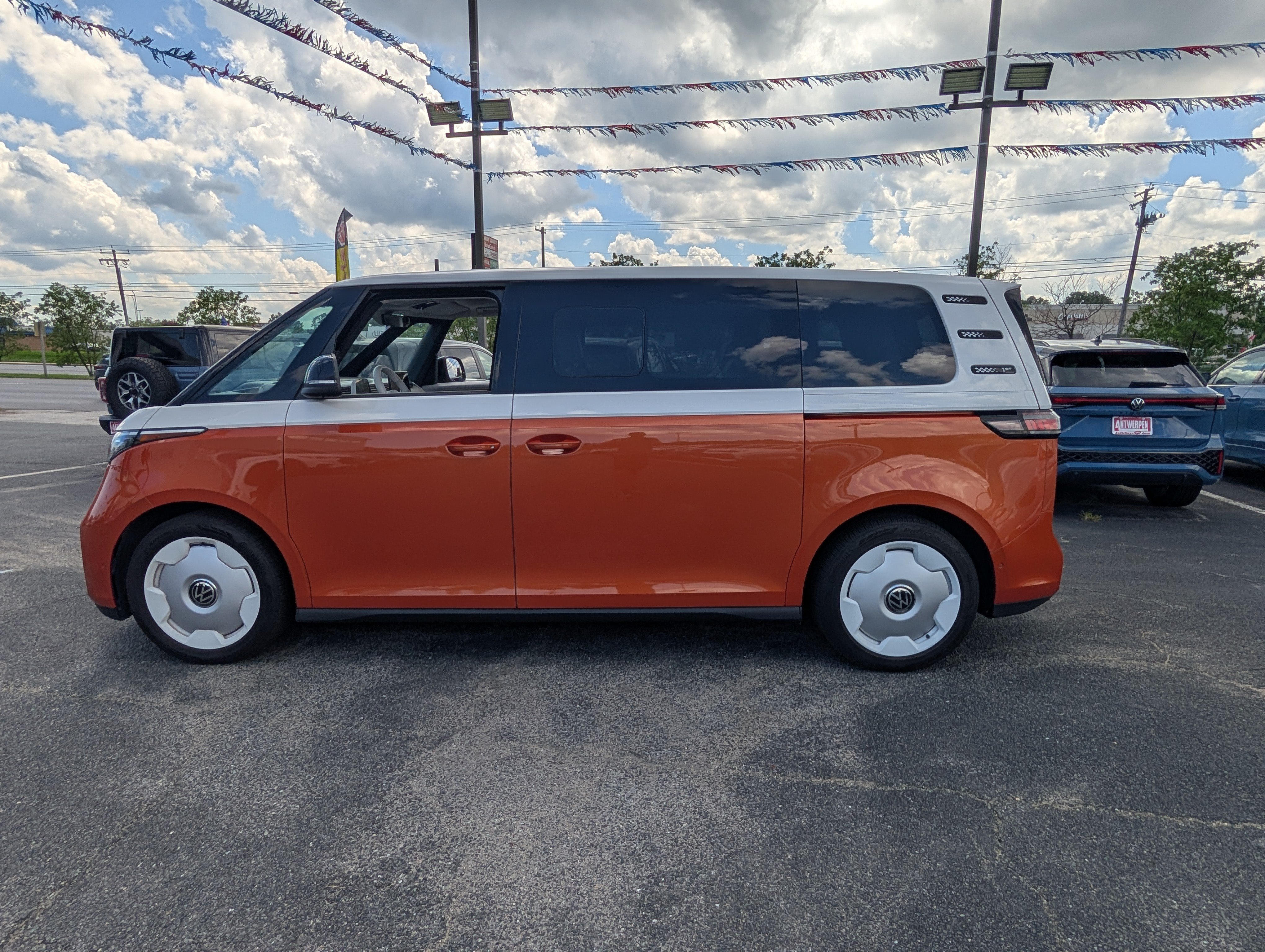 Used 2025 Volkswagen ID. Buzz Pro S Plus w/ Cupholders Package RWD image 6