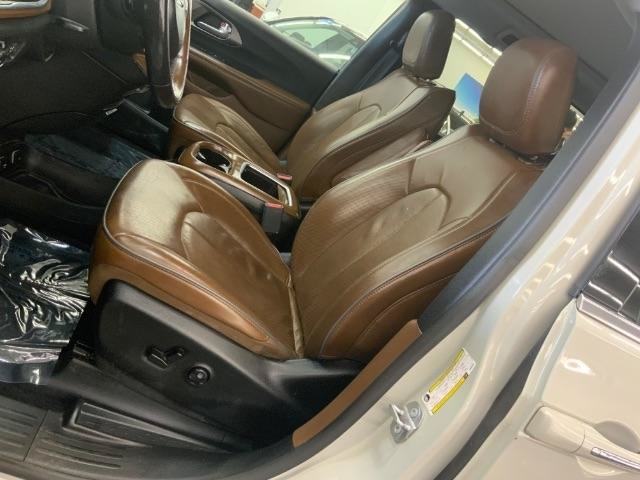 Used 2019 Chrysler Pacifica Limited w/ Tire & Wheel Group FWD image 12