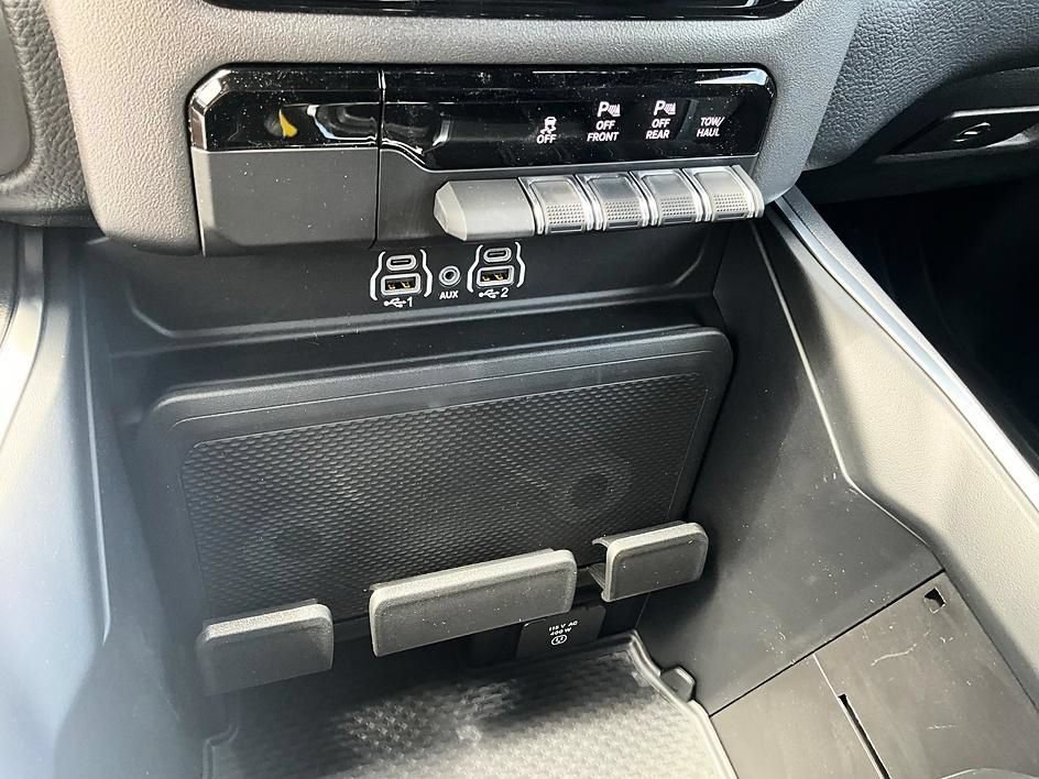 New 2026 RAM 1500 Big Horn w/ Night Edition AWD/4WD image 24