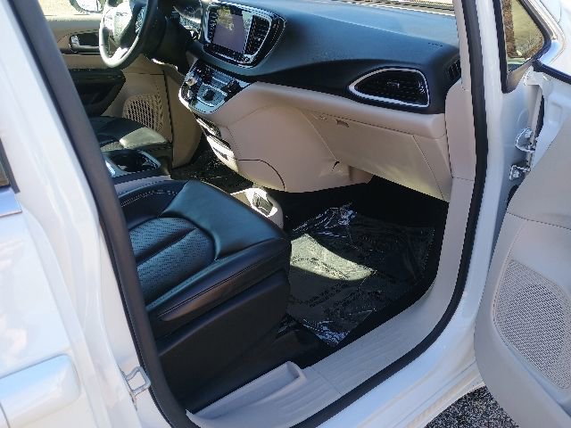 Used 2023 Chrysler Pacifica Touring-L FWD image 13