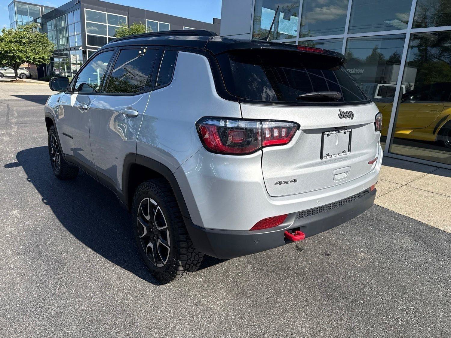 Used 2025 Jeep Compass Trailhawk AWD/4WD image 9