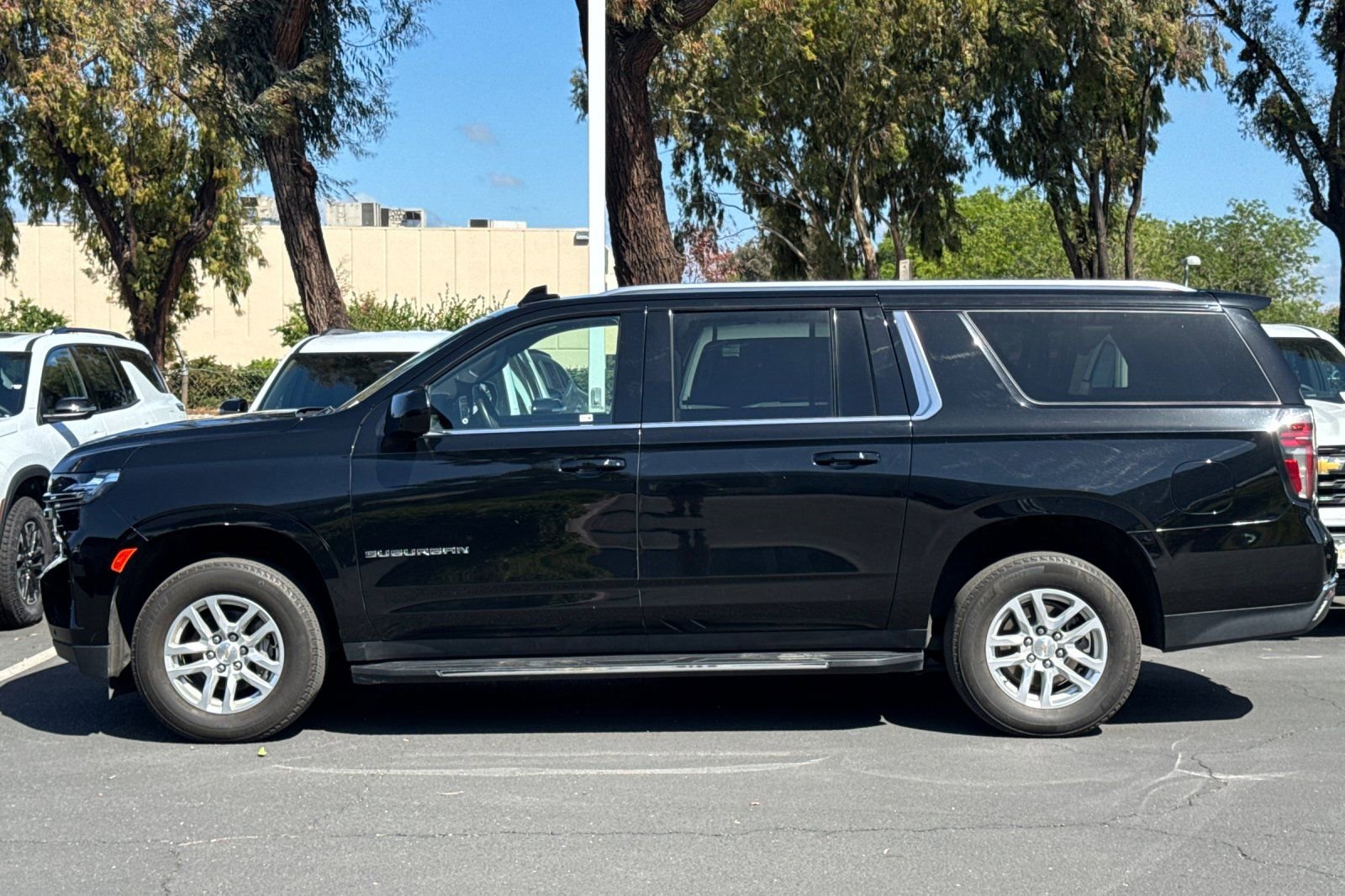 Used 2024 Chevrolet Suburban LT image 8