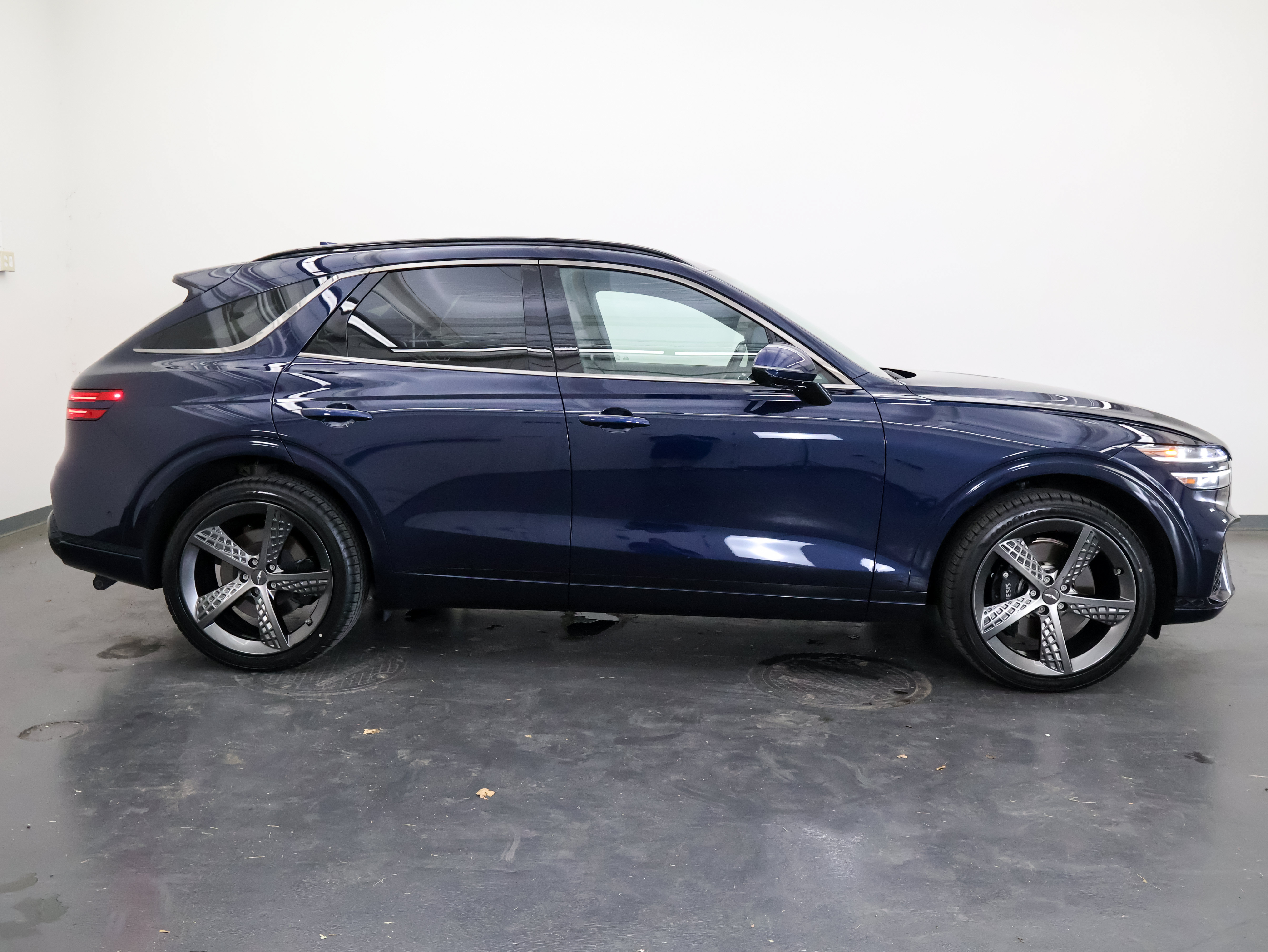 Used 2023 Genesis GV70 3.5T Sport w/ Sport Prestige Package AWD/4WD image 2
