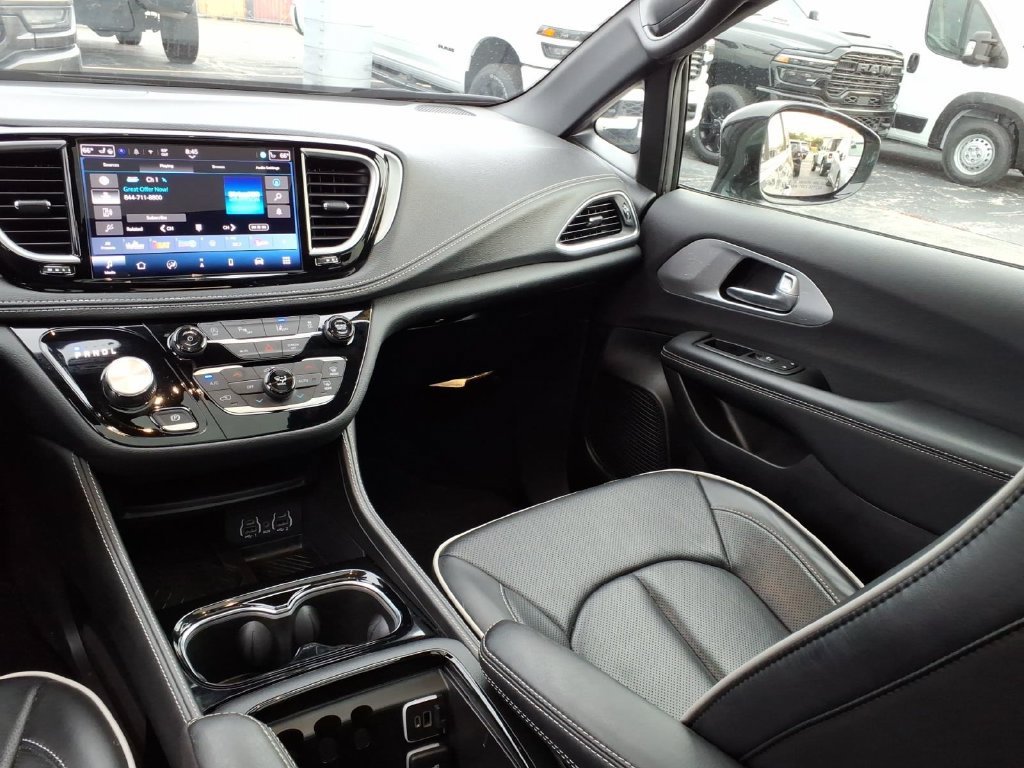 Certified 2025 Chrysler Pacifica Limited FWD image 15