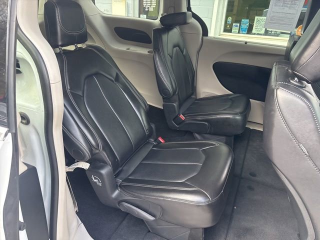 Used 2024 Chrysler Pacifica Touring-L image 7