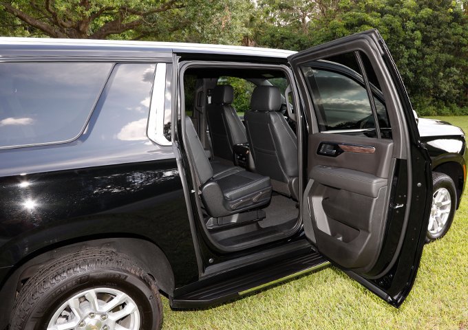 Used 2025 Chevrolet Suburban LS RWD image 17