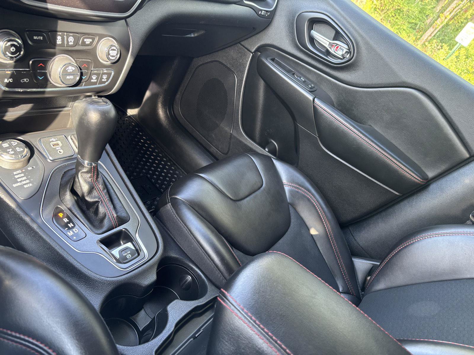 Used 2020 Jeep Cherokee Trailhawk w/ Cold Weather Group AWD/4WD image 28