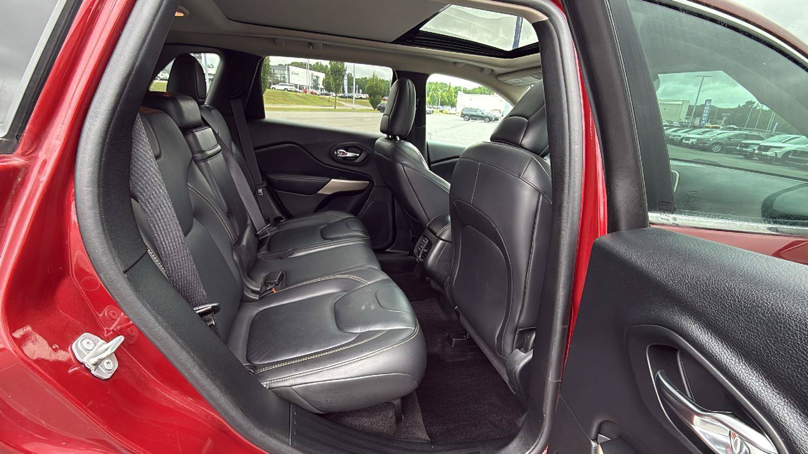 Used 2017 Jeep Cherokee Limited AWD/4WD image 19