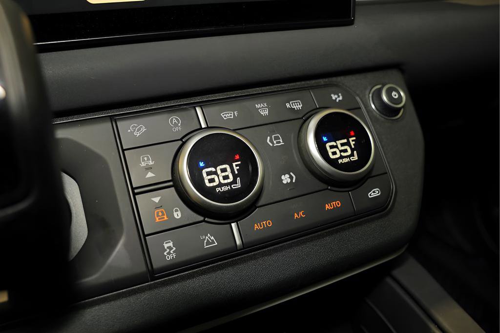 Used 2023 Land Rover Defender 130 SE image 17