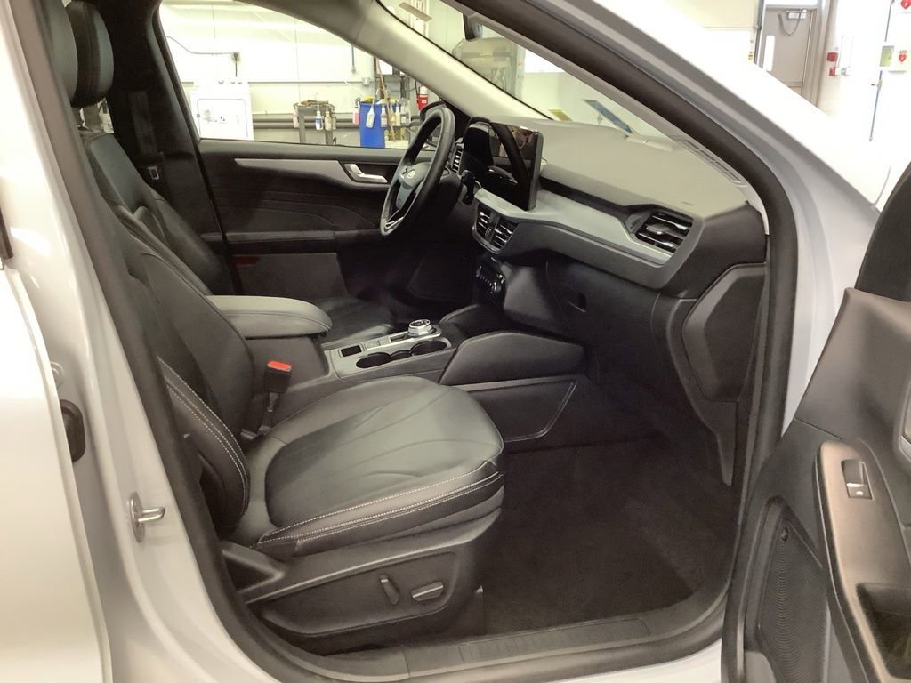 Used 2025 Ford Escape Platinum w/ Premium Technology Package AWD/4WD image 13