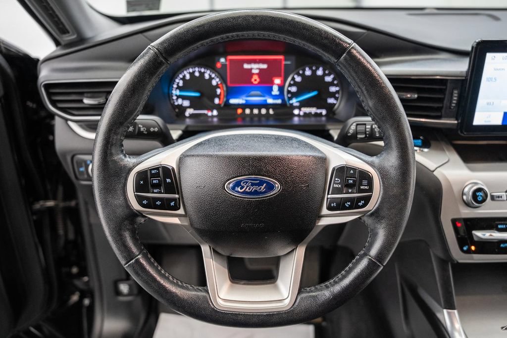Used 2022 Ford Explorer XLT w/ Equipment Group 202A AWD/4WD image 32