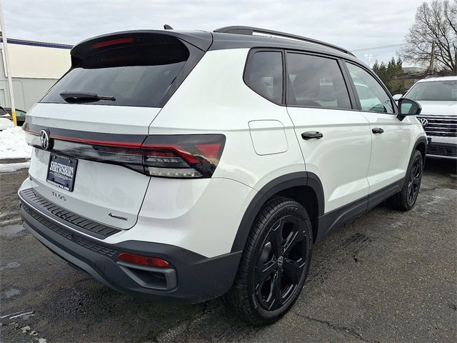 New 2026 Volkswagen Taos SE image 4