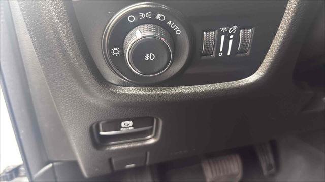 Used 2023 Jeep Grand Cherokee Limited w/ Black Appearance Package image 12