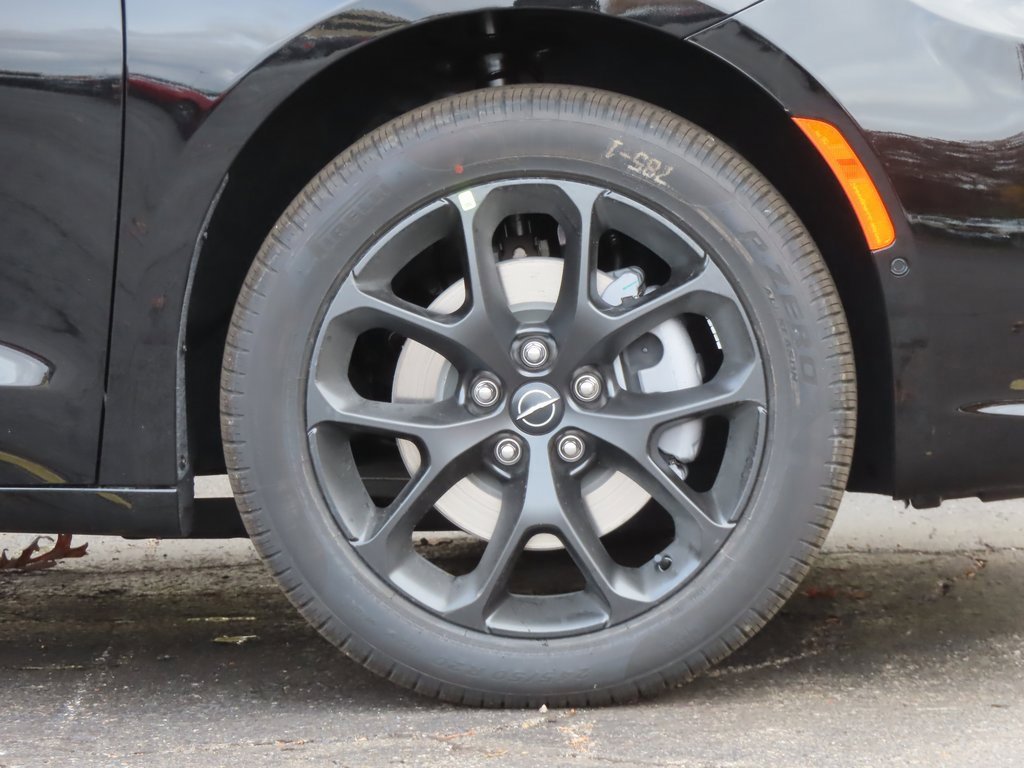 New 2026 Chrysler Pacifica Limited w/ Uconnect Theater Family Group image 18