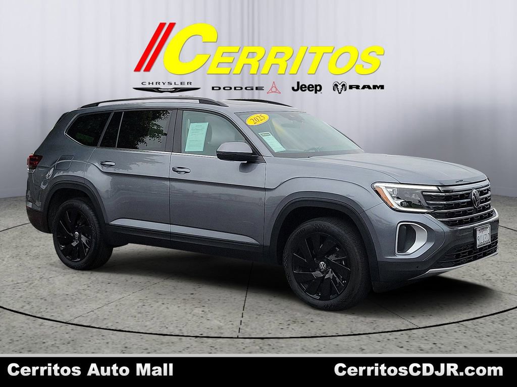 Used 2025 Volkswagen Atlas SE FWD image 1