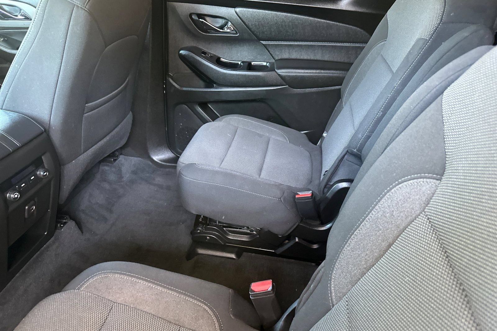 Used 2022 Chevrolet Traverse LT w/ LPO, Blackout Package FWD image 12