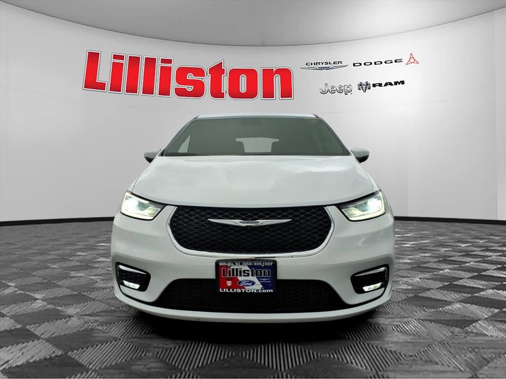 Used 2023 Chrysler Pacifica Touring-L image 6