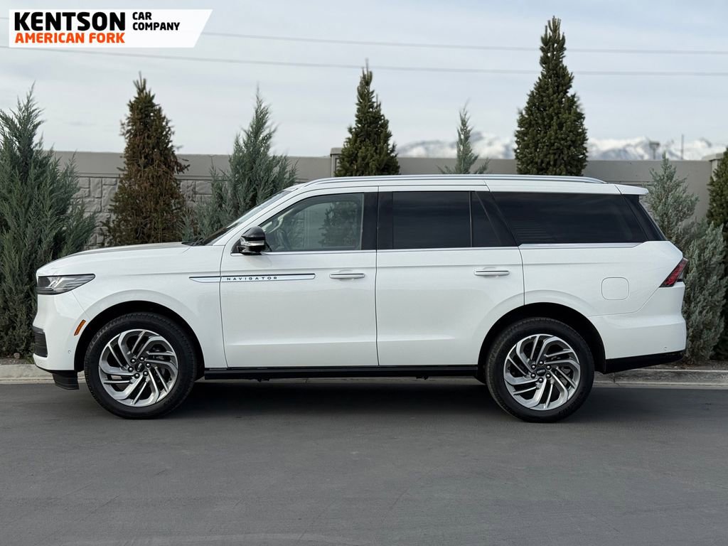Used 2025 Lincoln Navigator Reserve image 4