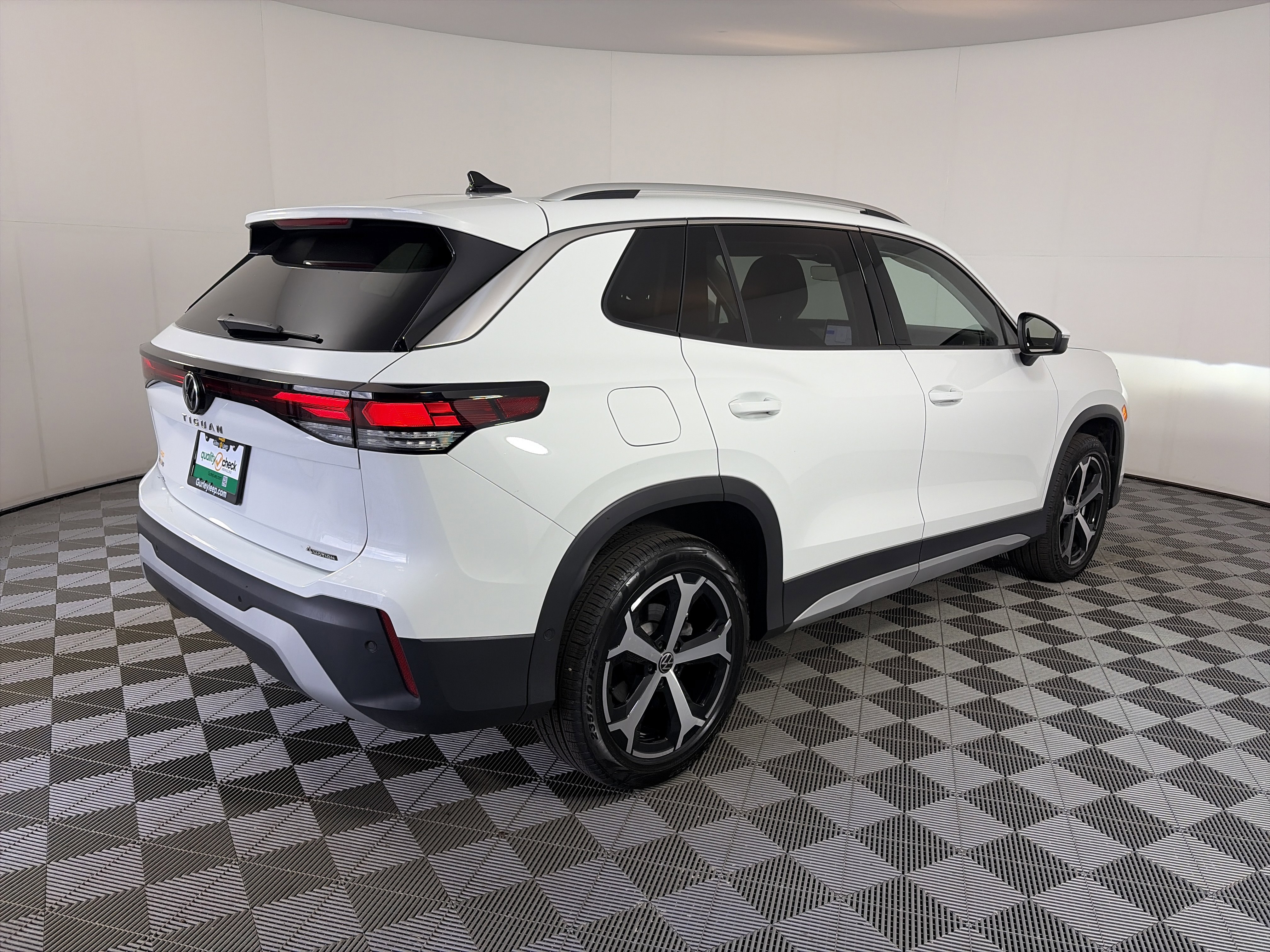 Used 2025 Volkswagen Tiguan SE AWD/4WD image 10