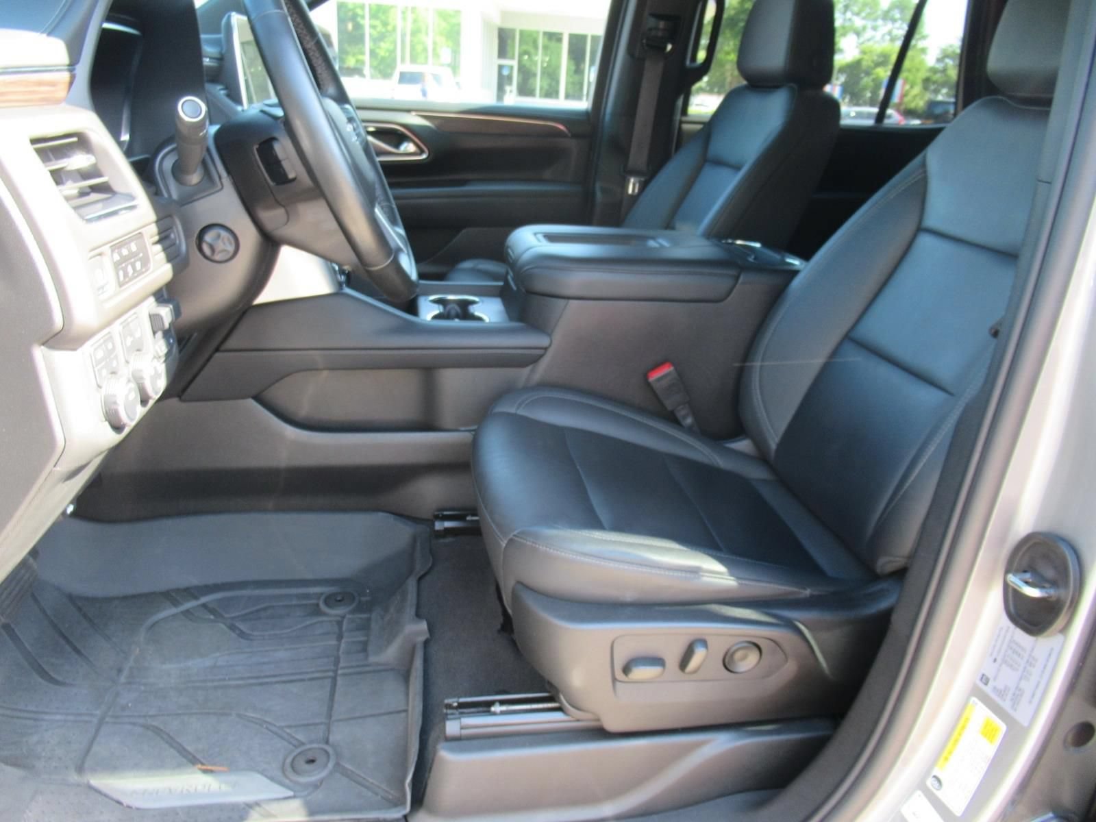 Used 2024 Chevrolet Tahoe Z71 w/ Luxury Package AWD/4WD image 19