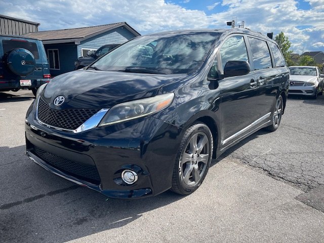 Used 2017 Toyota Sienna SE FWD image 1