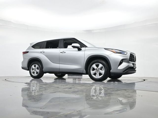 Used 2024 Toyota Highlander LE FWD image 34