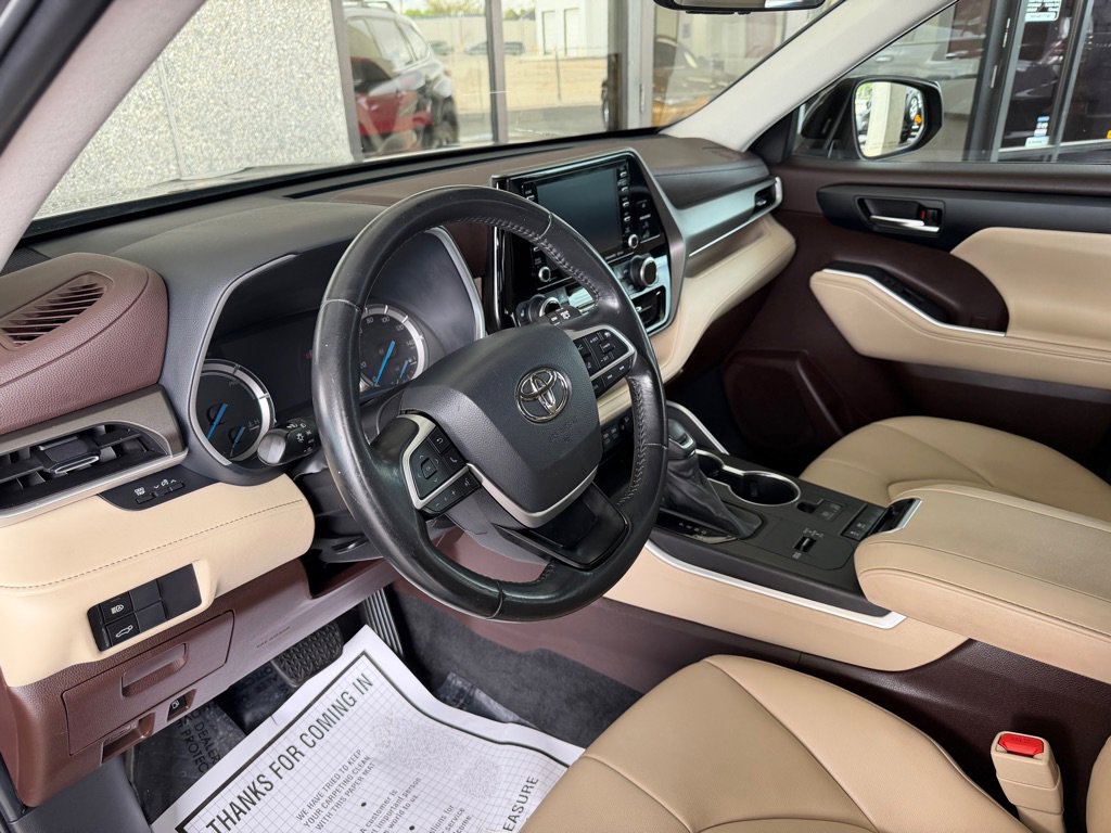 Used 2022 Toyota Highlander XLE FWD image 7