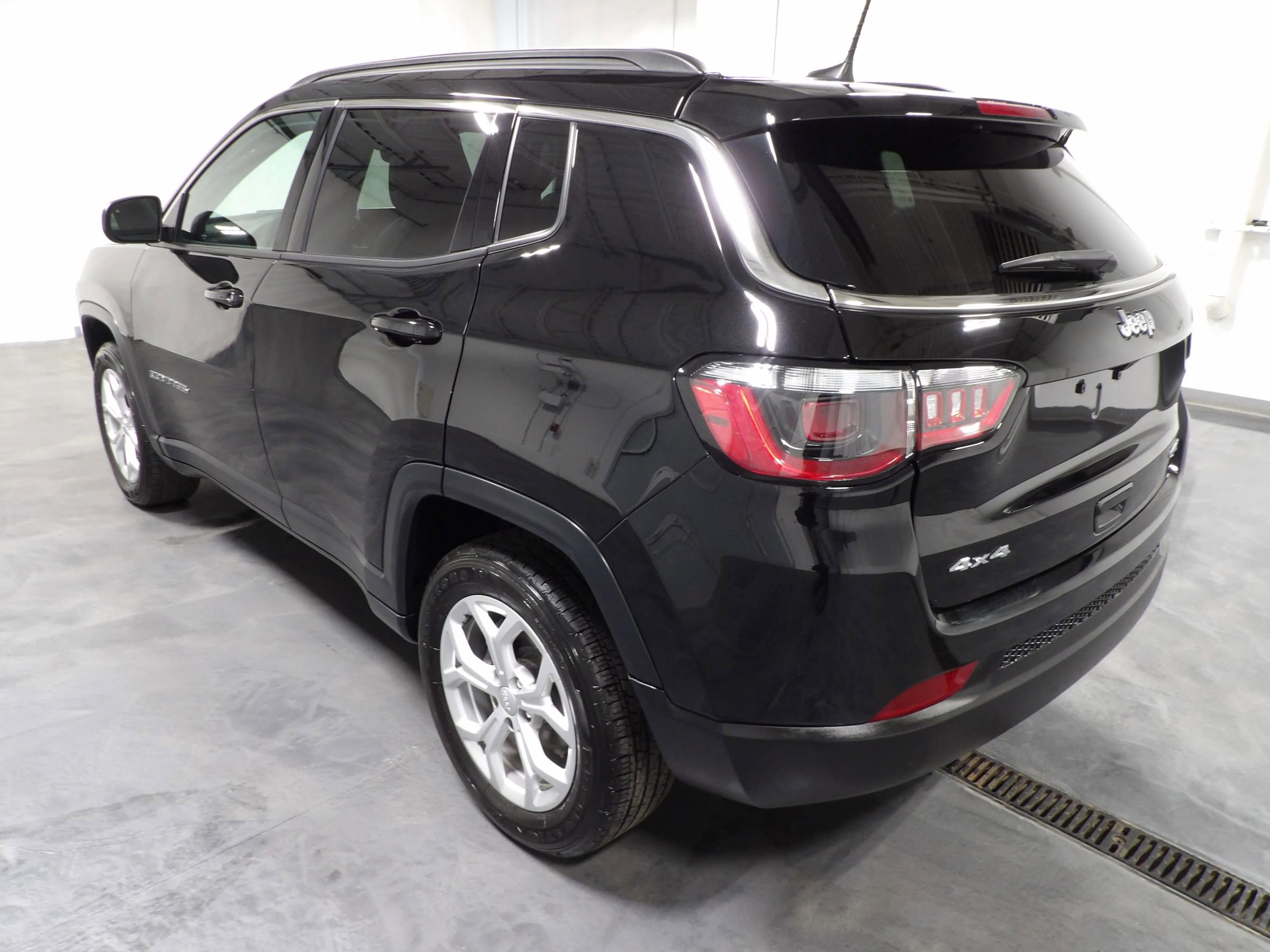 Used 2024 Jeep Compass Latitude AWD/4WD image 7