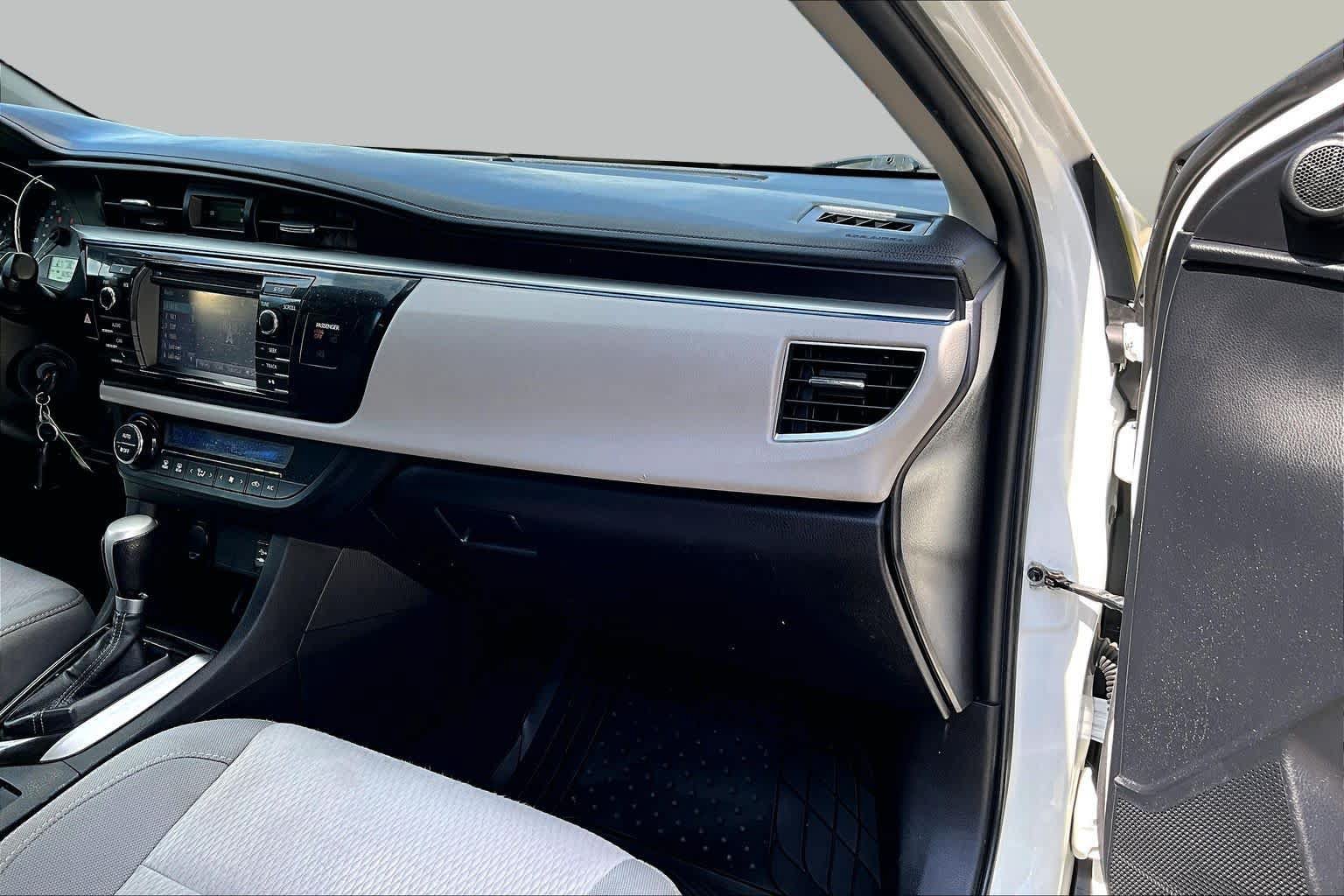 Used 2015 Toyota Corolla LE FWD image 19