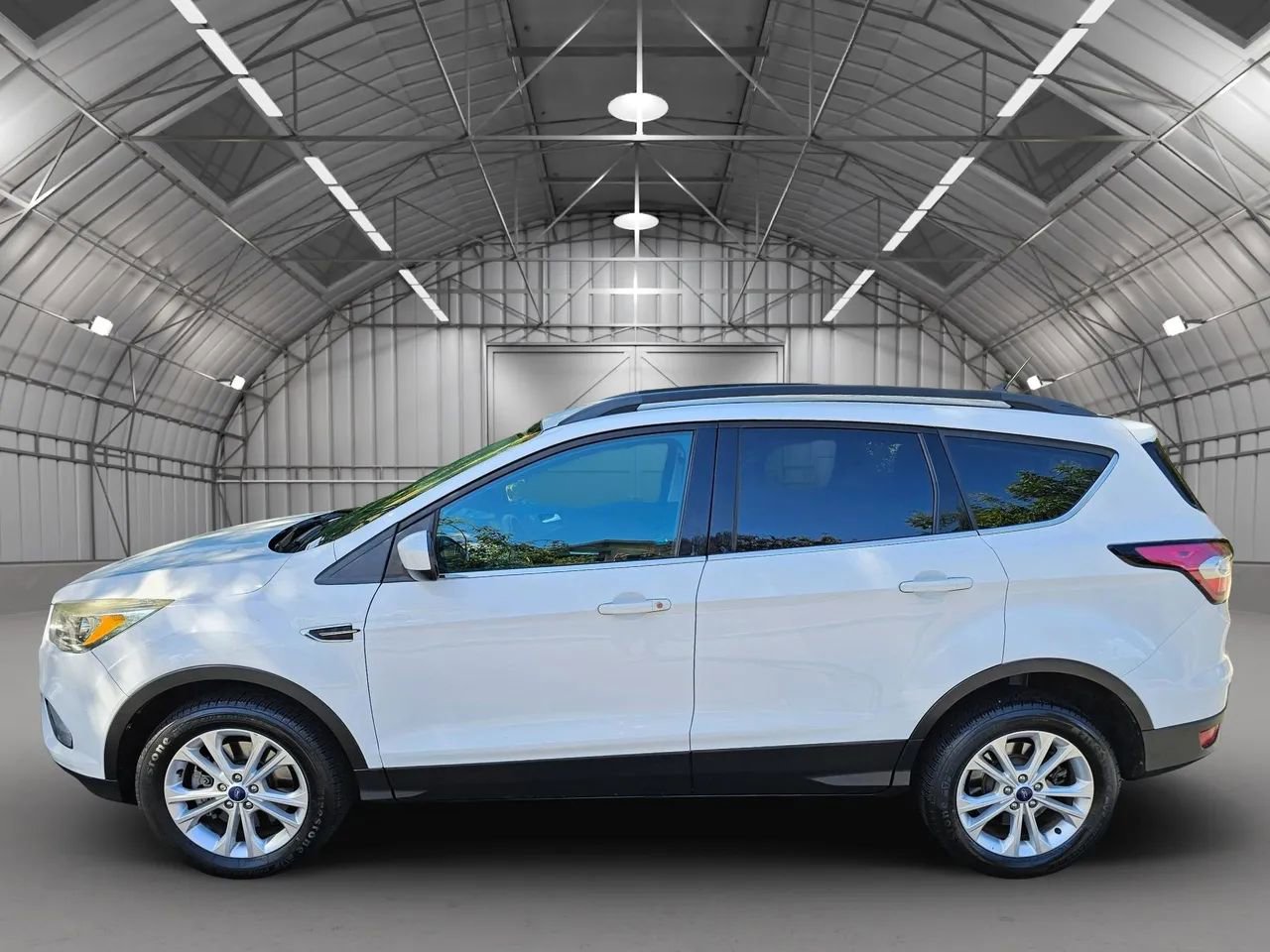 Used 2018 Ford Escape SE w/ SE Sync 3 Package image 4