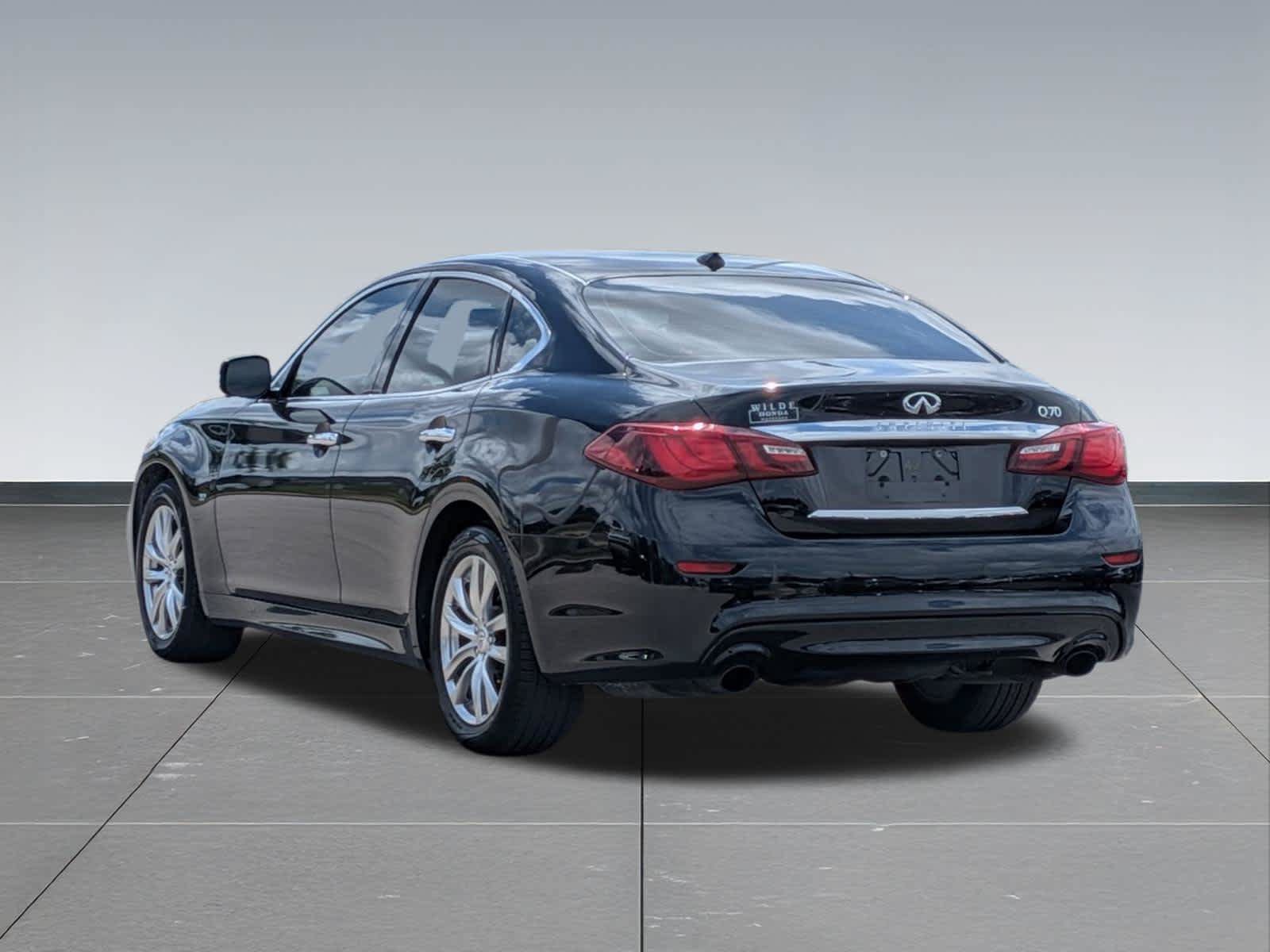 Used 2018 INFINITI Q70 Luxe RWD image 3
