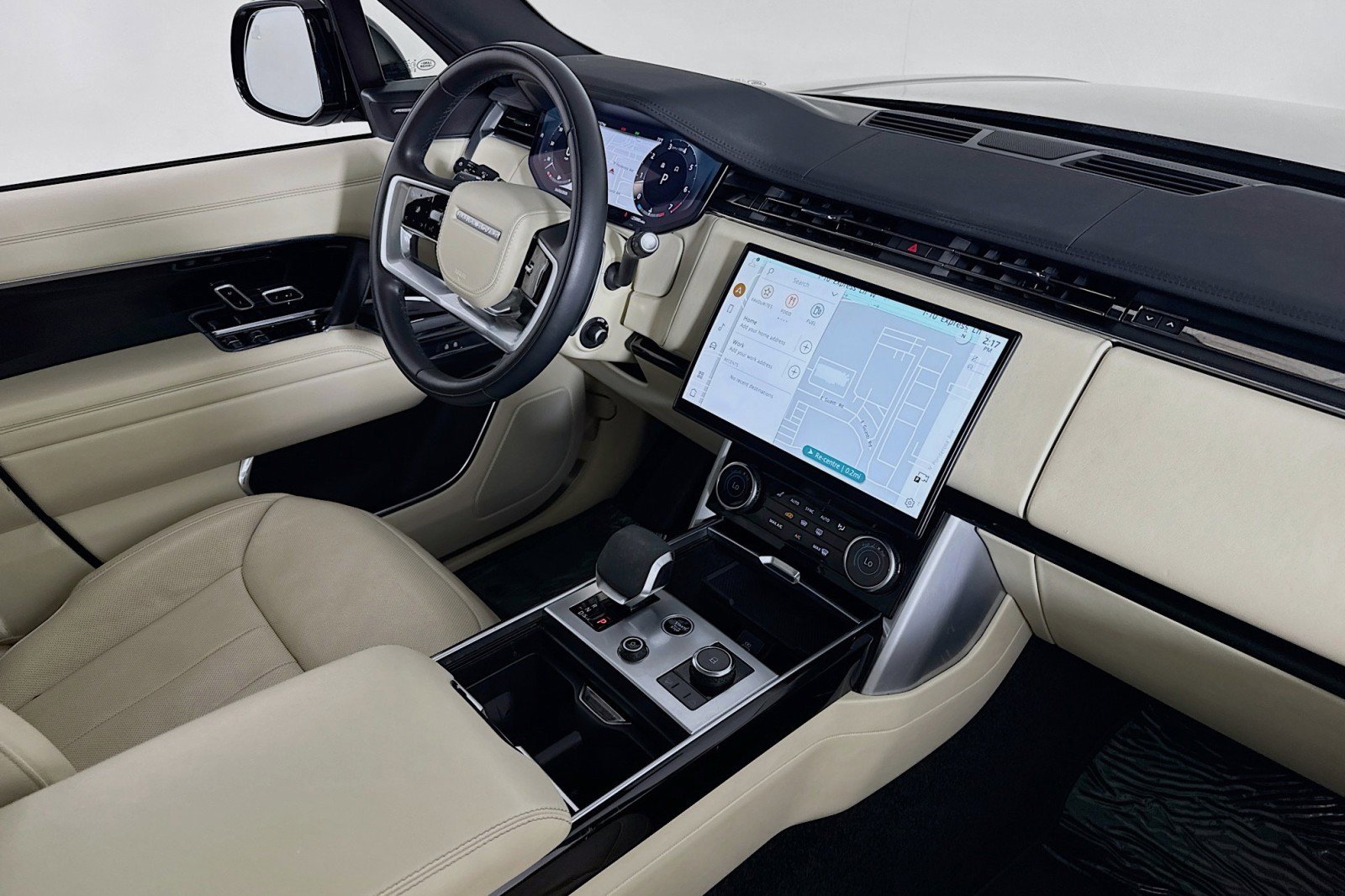 Used 2023 Land Rover Range Rover Long Wheelbase SE image 16