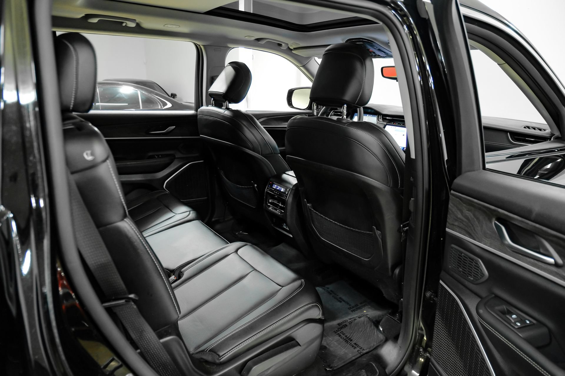 Used 2023 Jeep Grand Cherokee L Limited AWD/4WD image 44
